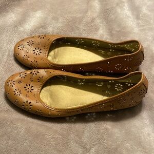 Light tan women’s flats